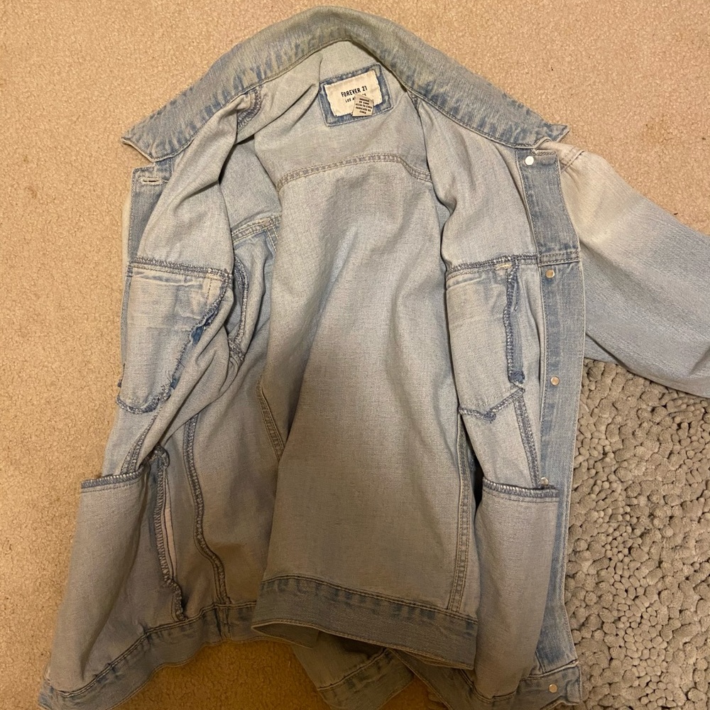 Lightwashed denim jacket